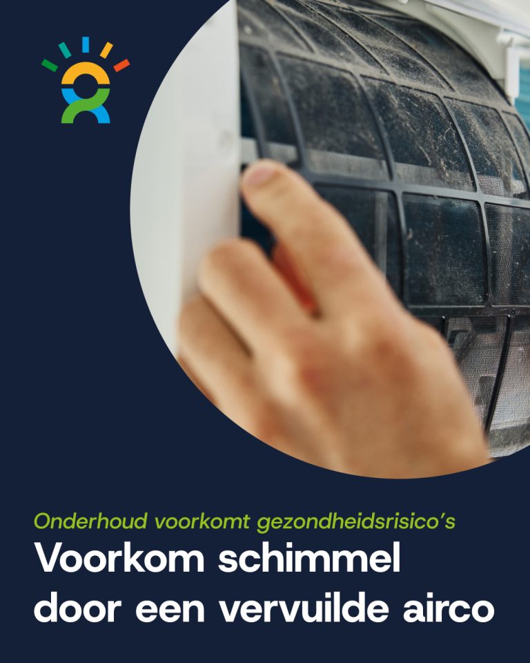 Een foto van een hand bij het onderhouden van een airco. Zo voorkom je namelijk schimmelvorming in huis door slecht onderhoud.