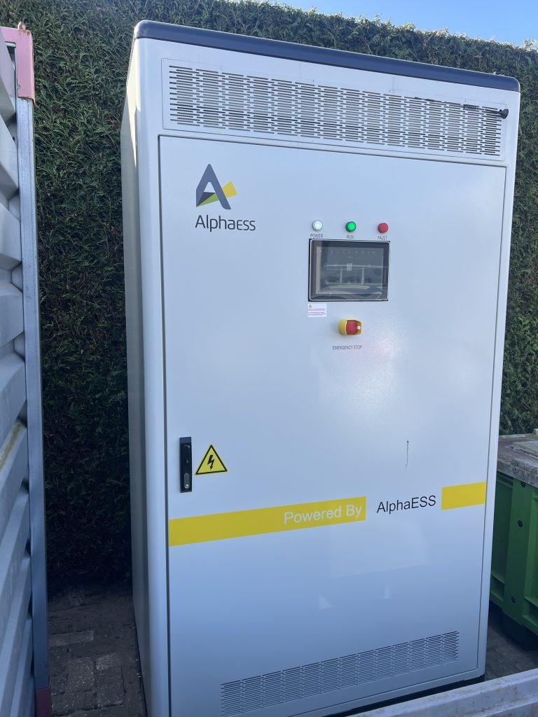 AlphaESS batterijopslag voor agrarisch bedrijf als stap naar meer duurzaamheid en slim energiegebruik.