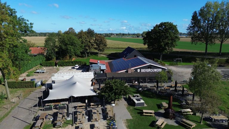 Een luchtfoto bij bierbrouwerij Ooijen voor het project gericht op Peakshaving.