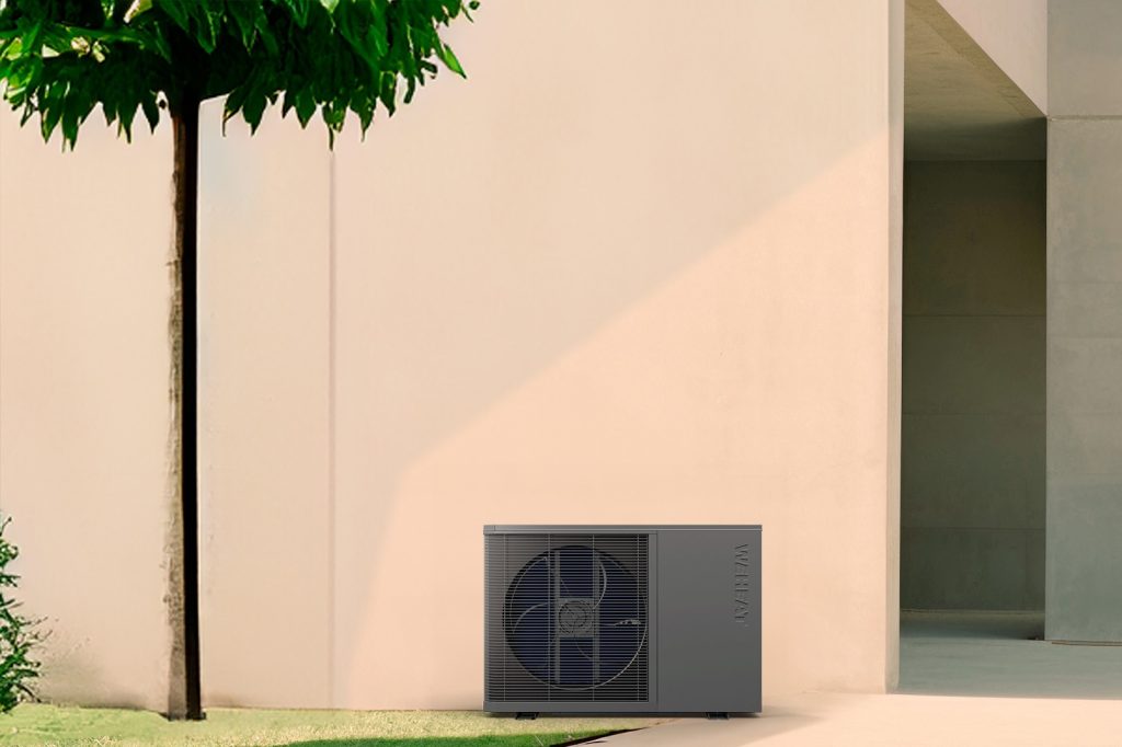Weheat warmtepomp buitenunit bij moderne woning, stil en energiezuinig verwarmen met Weheat Flint